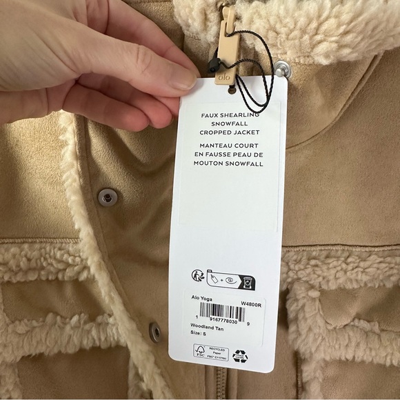 NWT ALO YOGA Faux Shearling Snowfall Cropped
Jacket - Woodland Tan SZ S - Picture 5 of 11